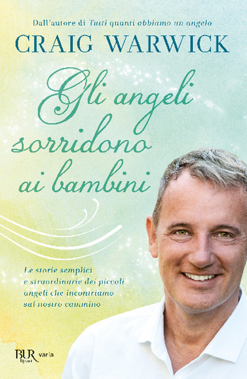 Cover of angeli sorridono ai bambini. Le storie semplici e straordinarie dei piccoli angeli che incontriamo sul nostro cammino