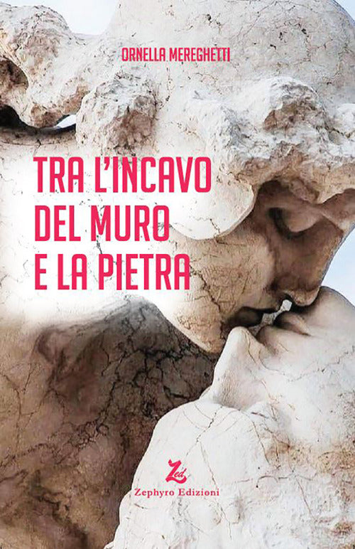 Tra l'incavo del muro e la pietra