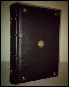 Necronomicon rilegato interamente a mano in ecopelle nero venato