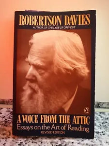 A Voice from the Attic di Robertson Davies, 1990, Penguin Books -F