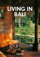 Cover of Living in Bali. Ediz. italiana, spagnola e portoghese. 40th Anniversary Edition