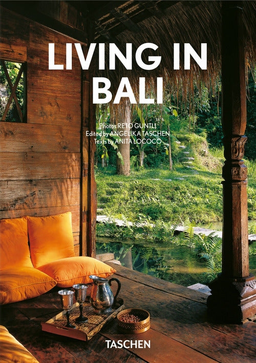 Cover of Living in Bali. Ediz. italiana, spagnola e portoghese. 40th Anniversary Edition