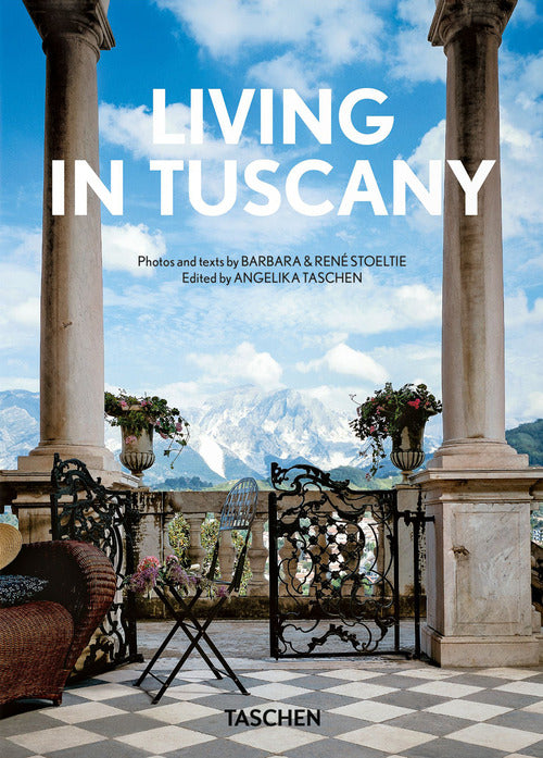 Cover of Living in Tuscany. Ediz. inglese, francese e tedesca