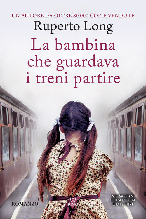 Cover of bambina che guardava i treni partire