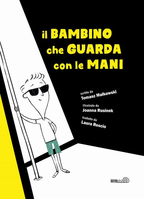 Cover of bambino che guarda con le mani