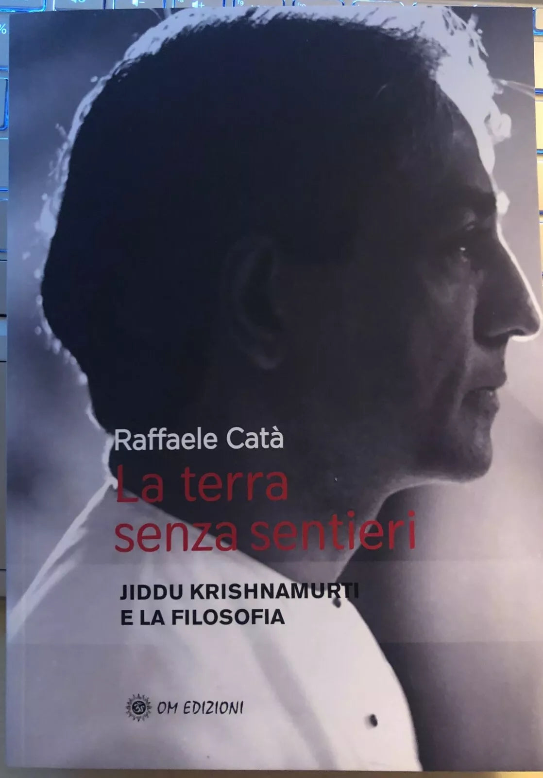 La terra senza pensieri di Raffaele Cata, 2021, Om Edizioni
