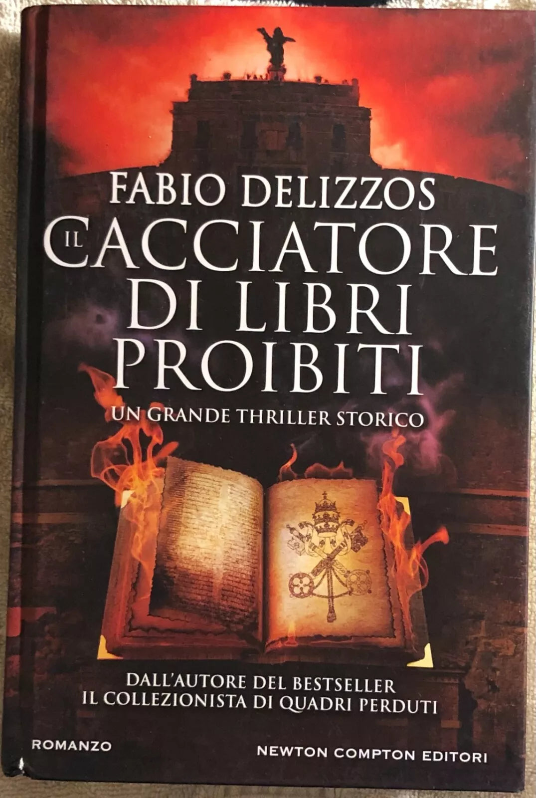 Il cacciatore di libri proibiti di Fabio Delizzos 2017 Newton Compton Editor
