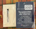 Calendario Incantesimo del Giorno 2025 con supporto in legno di Francesco Pi