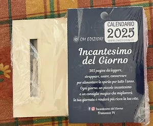 Calendario Incantesimo del Giorno 2025 con supporto in legno di Francesco Pi